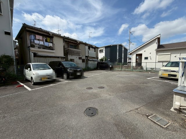 ウイロウハイツB棟の駐車場