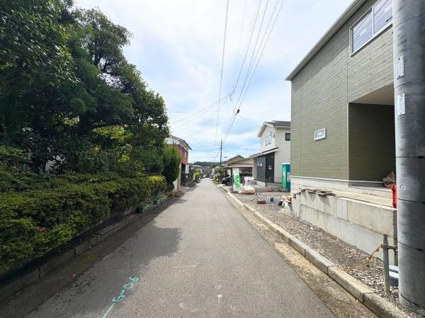 椿が丘第1-1号棟の前面道路含む現地写真|前面道路含む現地(2026年6月撮影)