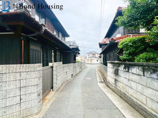 「6SLDｋ」「敷地75坪」上新地　築21年の前面道路含む現地写真