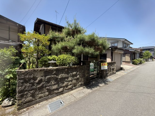 26/5/18新価格　戸建　高山市石浦町　450万（26/11/2新規）の前面道路含む現地写真