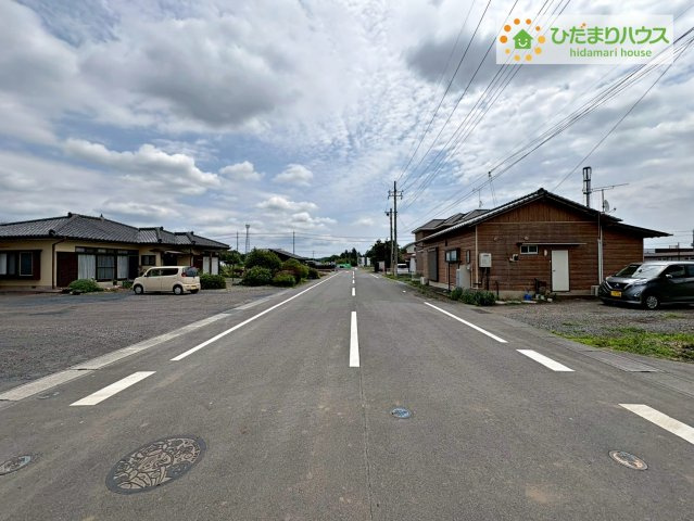 常陸大宮市南町第2　新築戸建　3号棟の前面道路含む現地写真|周辺は緑も多く、スーパーやドラックストアも近い為、住環境良好です♪