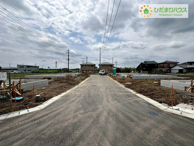 常陸大宮市南町第2　新築戸建　3号棟の前面道路含む現地写真|前面道路幅6ｍ☆車の出入りもラクラクできちゃいます(^^♪