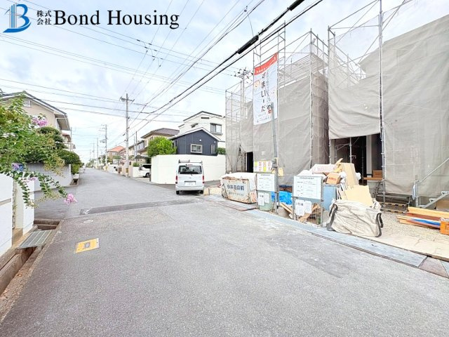 両面道路で開放的です　竹の台7期　2号棟の前面道路含む現地写真