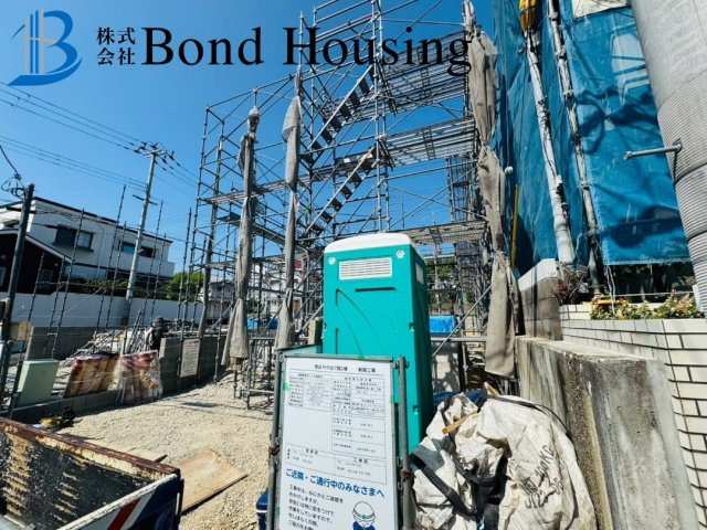両面道路で開放的です　竹の台7期　2号棟の前面道路含む現地写真