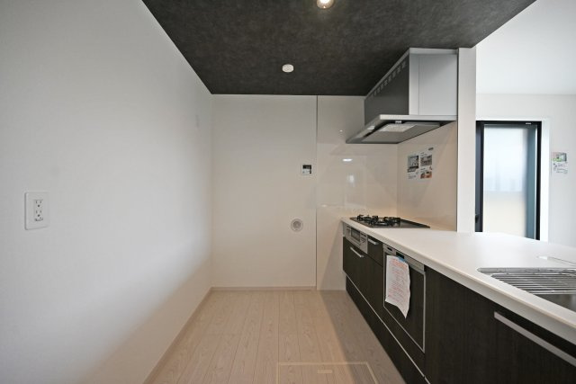 テラシエ宝塚市御殿山4丁目新築一戸建て│4LDK＋並列駐車3台可のキッチン|背面スペースがしっかり確保されているので、家電や収納家具を置いても余裕があり、作業効率も高まります。