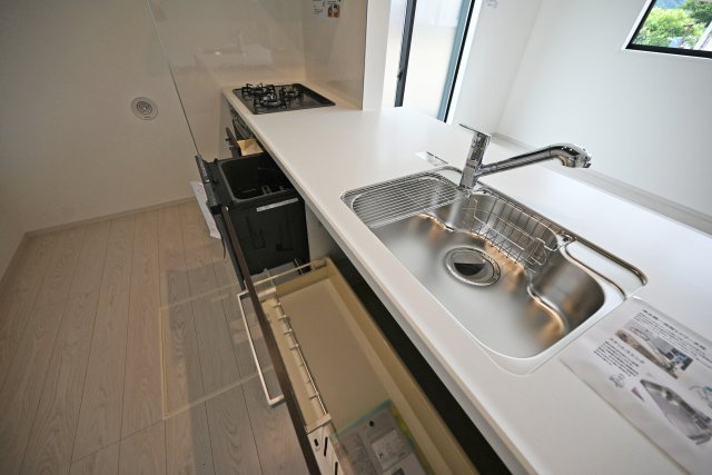 テラシエ宝塚市御殿山4丁目新築一戸建て│4LDK＋並列駐車3台可のキッチン|ゆとりのある幅を確保したシンクは、大きな鍋やフライパンも洗いやすく、毎日の家事を快適にサポートします。