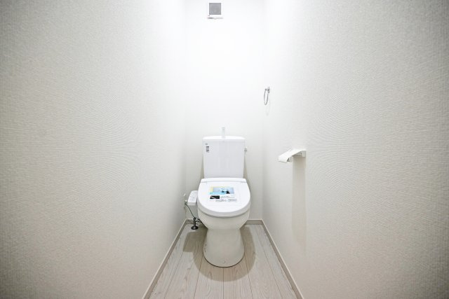 テラシエ宝塚市御殿山4丁目新築一戸建て│4LDK＋並列駐車3台可のトイレ|シャワー洗浄機能付きの便座を備えています。各階にトイレがあるため、2階からわざわざ下りる必要がなく、快適にご利用いただけます。