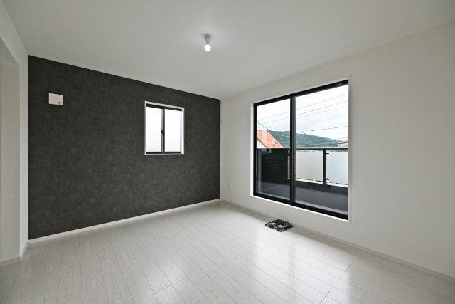 テラシエ宝塚市御殿山4丁目新築一戸建て│4LDK＋並列駐車3台可の寝室|約7帖ある主寝室は広々としており、大きめのベッドも無理なく設置できます。