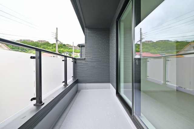 テラシエ宝塚市御殿山4丁目新築一戸建て│4LDK＋並列駐車3台可のバルコニー|西向きにつき陽当たり良好です。2ヶ所のバルコニーを備えており、洗濯物の多い日にも便利です。
