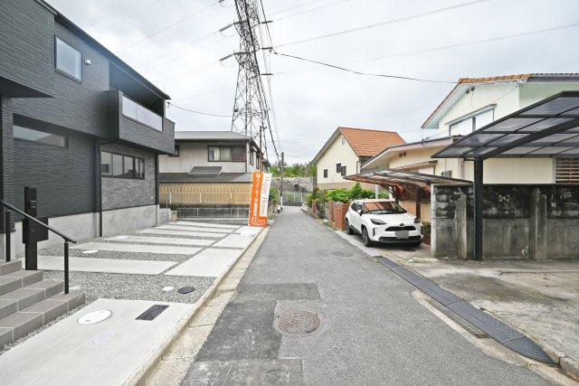 テラシエ宝塚市御殿山4丁目新築一戸建て│4LDK＋並列駐車3台可の前面道路含む現地写真|周辺にスーパー・コンビニがあり、生活施設が身近にそろった利便性の高い住環境です。