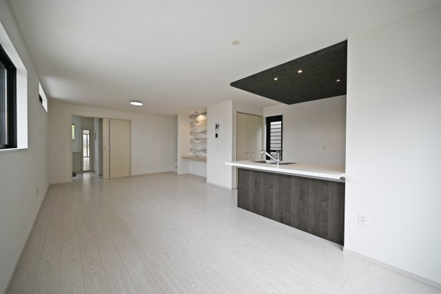 テラシエ宝塚市御殿山4丁目新築一戸建て│4LDK＋並列駐車3台可のダイニング|来客時にも余裕をもって対応できる、広々としたリビングが魅力です。