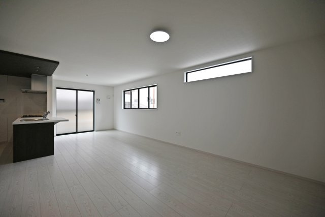 テラシエ宝塚市御殿山4丁目新築一戸建て│4LDK＋並列駐車3台可の居間・リビング|大きめのソファーやダイニングテーブルなど、室内にゆとりをもって家具を設置することができます。