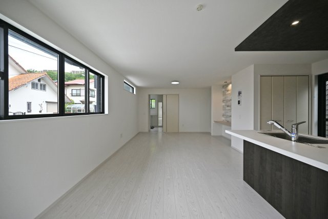 テラシエ宝塚市御殿山4丁目新築一戸建て│4LDK＋並列駐車3台可の居間・リビング|キッチンとリビングに一体感を持たせ、家族のコミュニケーションがとりやすい設計です。