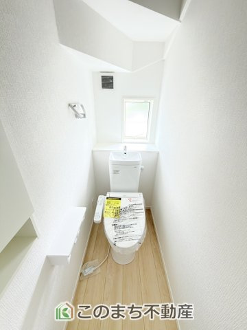 CRADLEGARDEN宇都宮市野沢町第5のトイレ|小窓から換気ができて清潔なトイレスペース☆