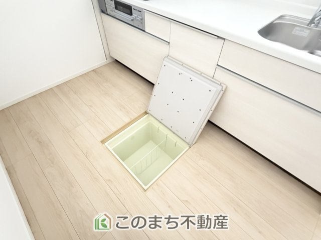 CRADLEGARDEN宇都宮市野沢町第5の収納|キッチンには床下収納を備え、食品や日用品のストック収納に便利。すっきり片付く使い勝手の良い設備です。
