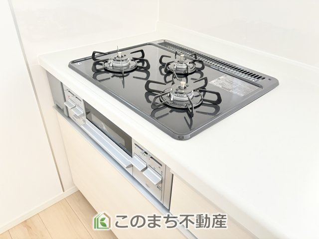 CRADLEGARDEN宇都宮市野沢町第5のキッチン|三ツ口コンロ採用で、同時調理もスムーズ◎！お料理を並べられるカウンター付きで、配膳・片付けをサポート！リビングで過ごすご家族とコミュニケーションを楽しみながら作業可能です♪