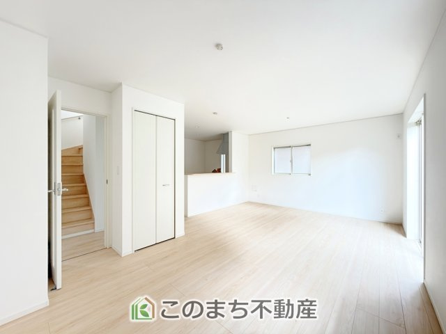 CRADLEGARDEN宇都宮市野沢町第5の居間・リビング|開放感のある広々としたリビング☆家族みんなでゆったりくつろげます♪
南側から暖かな日差しが差し込みます♪キッチンからリビングの様子がよく見渡せます☆