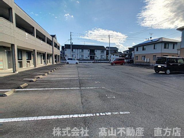 直方市大字頓野のアパートの駐車場