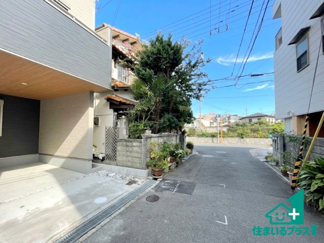 ■寝屋川市石津中町　第3期　新築一戸建ての前面道路含む現地写真|周辺は閑静な住宅街！前面道路広々で車の出し入れも便利です。駐車が苦手な方でも安心して車庫入れできます！