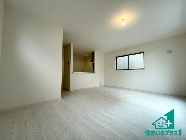 ■寝屋川市石津中町　第3期　新築一戸建ての居間・リビング|日当たり良好の明るいリビングで朝の目覚めもスッキリできそう！対面キッチンでご家族のコミュニケーションも自然と増える設計！小さなお子様が遊ぶスペースを作っても広々とくつろげるLDK！