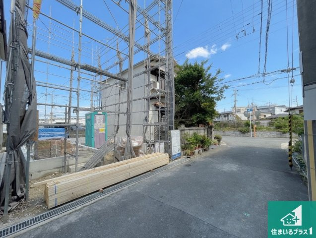寝屋川市石津中町　第3期　新築一戸建ての前面道路含む現地写真|周辺は落ち着いた街並みの住宅地！子育てがしやすい住環境です！まだ未完成ですが、現地でしかわからない事もございます。是非一度ご覧ください。