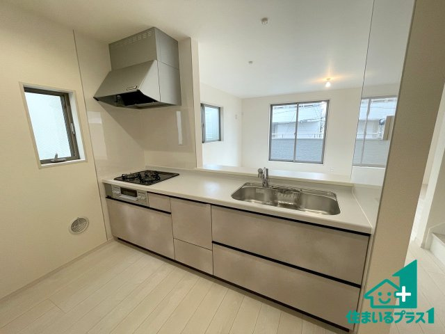 ■寝屋川市石津中町　第3期　新築一戸建てのキッチン|リビングと統一感があり、使い勝手のいいキッチン。広々としているので、二人並んで作業が出来ちゃいます。お子様と一緒に色々なお料理に挑戦できるスペースがあります。