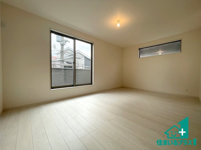 ■寝屋川市石津中町　第3期　新築一戸建ての居間・リビング|日当たり良好の明るいリビングで朝の目覚めもスッキリできそう！対面キッチンでご家族のコミュニケーションも自然と増える設計！小さなお子様が遊ぶスペースを作っても広々とくつろげるLDK！