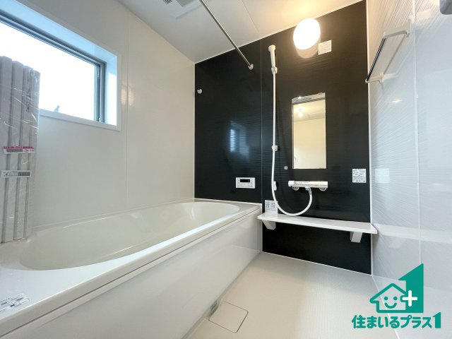 ■寝屋川市石津中町　第3期　新築一戸建ての浴室|ゆったりと足を伸ばせる浴室は一日の疲れを癒してくれる大切な空間です。浴室乾燥機も設置しているので、雨の日の洗濯物も安心です♪