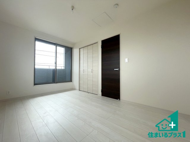 ■寝屋川市石津中町　第3期　新築一戸建ての洋室|シンプルな洋室は、自分好みのインテリアが楽しめます♪ご家族とインテリアや家具を選びに行くのは入居時の醍醐味の一つです。ぜひお楽しみください♪
