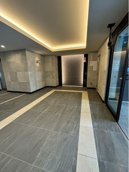 CREST TAPP志賀本通のエントランス