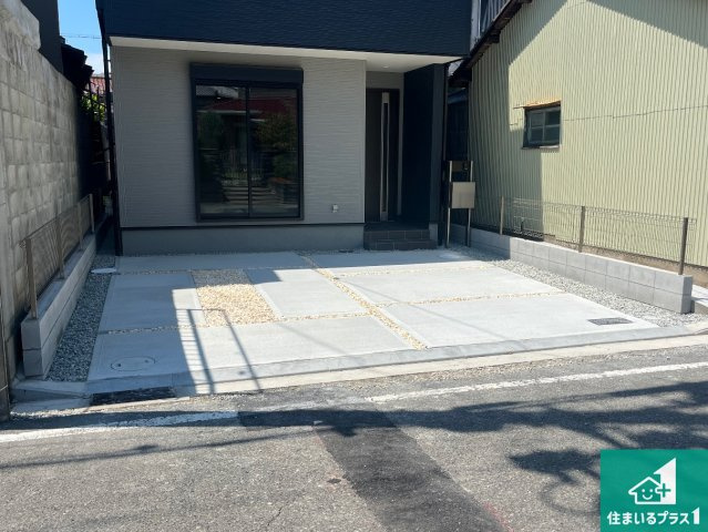 明石市田町　新築一戸建ての駐車場|並列２台駐車可能！ゆとりの駐車スペースで車庫入れもスムーズ！

