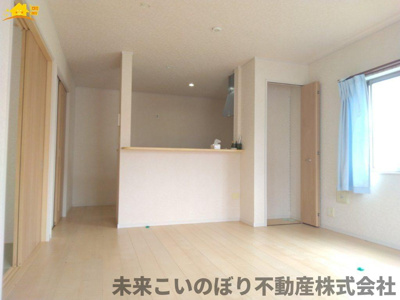 【居間・リビング】 | 加須市大越中古戸建て | 一日の中で多くの時間を過すことになるリビングダイニングだからこそ、いつも穏やかな空間であることが必然。爽やかな通風と採光を存分に感じる事が出来る空間です。