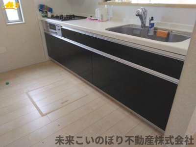 【キッチン】 | 加須市大越中古戸建て | 対面キッチンならつくりたてのお料理をすぐに食卓へ♪配膳しながら調理ができるので調理スペースを広く使用でき、作業効率も上がります♪