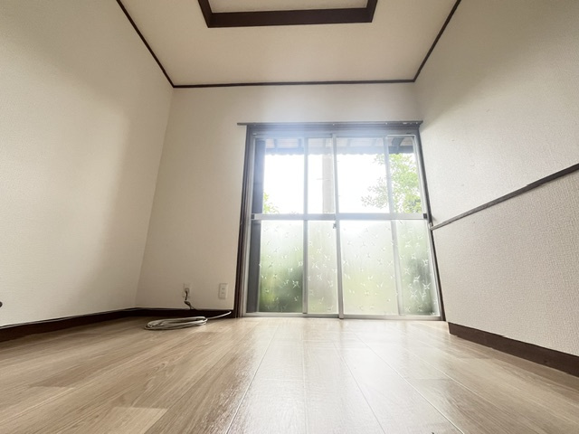 若松町西貸家の洋室