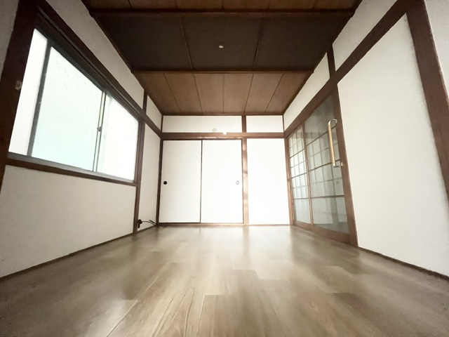 若松町西貸家の洋室