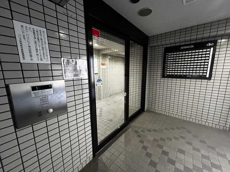 横浜市南区浦舟町１丁目の賃貸マンションのエントランス