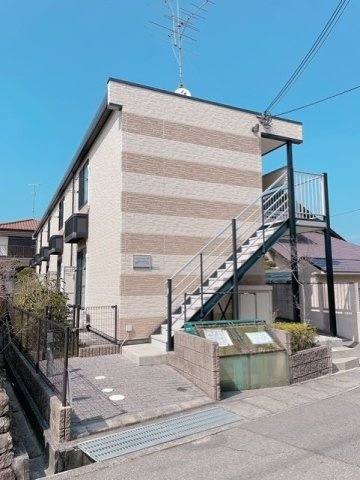 レオパレス逆瀬川の外観