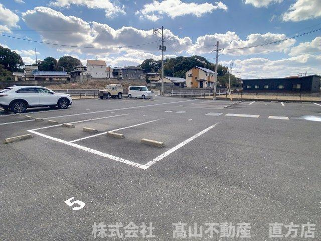 直方市大字頓野のアパートの駐車場