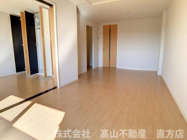 直方市大字頓野のアパートの居間・リビング