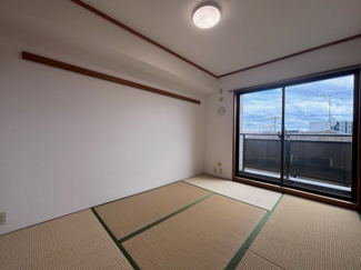 【和室】 | グランドヒルズ浜野 | やわらかな陽ざしが心地よい畳のお部屋。
思わずごろんとしたくなる、ほっと落ち着く空間です。