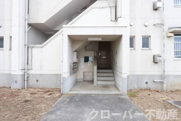 ビレッジハウス豊浜2号棟のエントランス