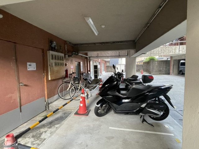 加治屋ハイツのその他共用部分|バイク置き場の様子です