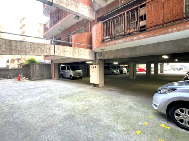 加治屋ハイツの駐車場