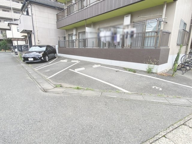 クロスハイツの駐車場|敷地内駐車場！（要空確認）