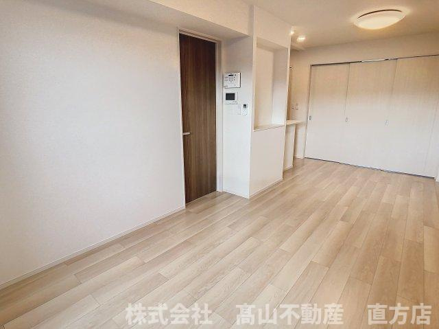 直方市大字感田のアパートの居間・リビング