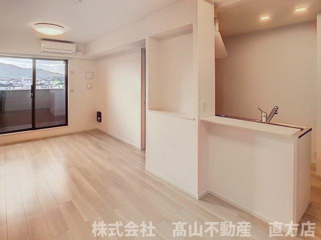 直方市大字感田のアパートの居間・リビング
