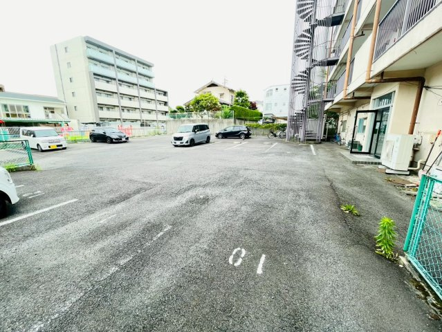ローヤル白山の駐車場