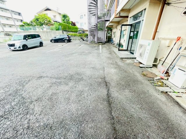 ローヤル白山の駐車場