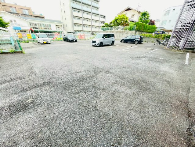 ローヤル白山の駐車場