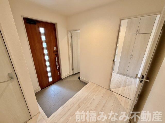【新築】渋川市金井第19　４号棟(全４棟)　リーブルガーデン　新築建売分譲の玄関|ゆったりとした玄関です